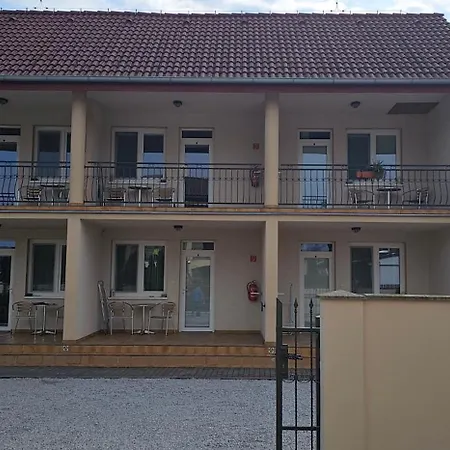 Apartmánový Dom Flóra Casa de hóspedes Veľký Meder