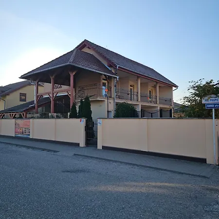 Apartmánový Dom Flóra Casa de hóspedes